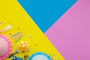 sfondo di buon compleanno, decorazione colorata per feste distese piatte foto