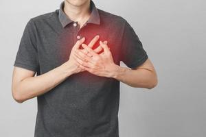 l'uomo ha dolore al petto che soffre di malattie cardiache, malattie cardiovascolari foto