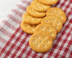biscotti cracker su sfondo tavolo in legno foto