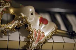 maschera di venezia astratta vintage costune e tasti del pianoforte foto