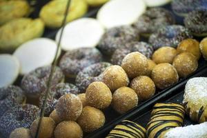 delizioso mix di cibi da forno pasticceria salata foto