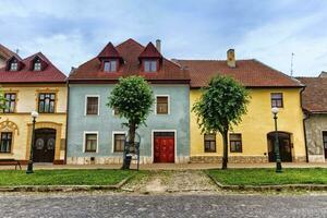 colorato vecchio case nel kezmarok, slovacchia foto