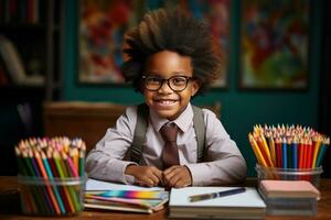unny nero ragazzo seduta a il suo scrivania a casa con colorato matite foto