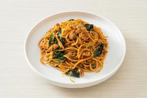 Spaghetti saltati con vongole veraci e pasta di peperoncino foto