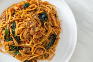 Spaghetti saltati con vongole veraci e pasta di peperoncino foto