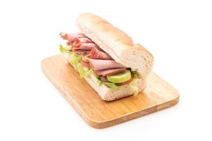 panino sottomarino prosciutto e insalata foto