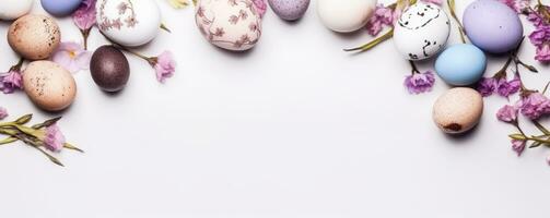 colorato Pasqua uova nel nido con fiori su luminosa marmo bianca tavolo. ai generato foto