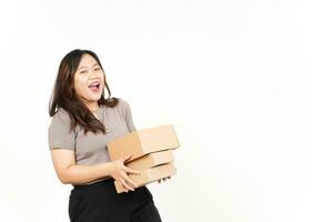 Tenere pacchetto scatola o cartone scatola di bellissimo asiatico donna isolato su bianca sfondo foto