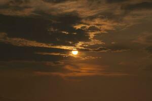 il sole sta sorgendo e tramonta al mattino-sera e gli alberi sono ombreggiati di nero - cielo arancione e nuvole. caldo, romantico e gloriosamente bello, sembra caldo e in viaggio. foto