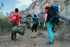 gruppo di giovane persone avendo divertimento preparazione attrezzatura per arrampicata. foto