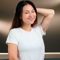 contento sorridente donna nel bianca maglietta modello foto