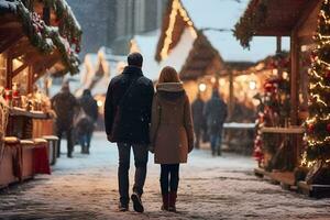 giovane coppia su Natale mercato, inverno tempo metereologico atmosfera, gode vacanza acquisti. foto