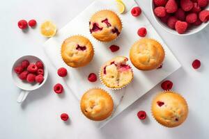 lampone muffin con fresco lamponi su un' bianca tavolo, vicino su, leggero sfondo. superiore Visualizza. un' delizioso dolce o prima colazione. ai generato. foto