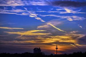 nuvole scure e morbide sul cielo foto