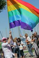 grande arcobaleno bandiera a il gay Pride 2011, Ginevra, Svizzera foto