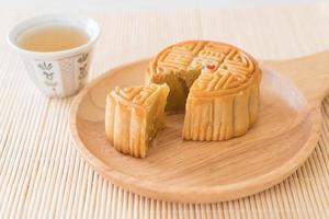 torta di luna fresca su piatto di legno foto