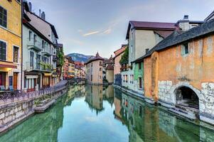 quai de l'ile e canale nel Annecy vecchio città, Francia, hdr foto