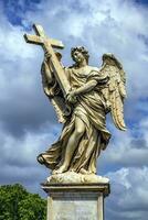 angelo con il attraversare statua su il Ponte sant angelo ponte, Roma, Italia foto