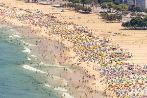 spiaggia di copacabana piena in una tipica domenica di sole a rio de janeiro. foto