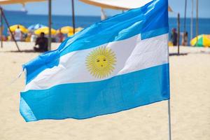 Bandiera dell'uruguay all'aperto sulla spiaggia di copacabana a rio de janeiro, brasile