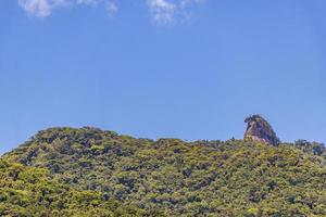 abraao mountain pico do papagaio con nuvole. ilha grande brasile. foto