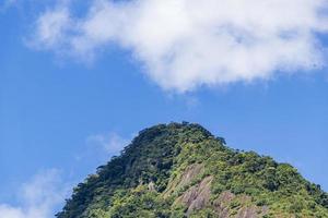 abraao mountain pico do papagaio con nuvole. ilha grande brasile. foto