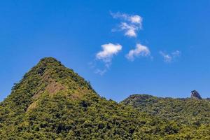 abraao mountain pico do papagaio con nuvole. ilha grande brasile. foto