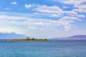 novi vinodolski, isola di san marino con chiesa in croazia foto