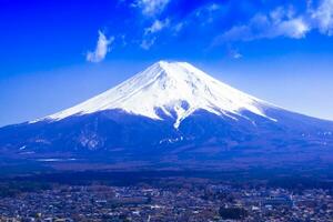 bellissimo visualizzazioni di montare fuji con neve copertina su il superiore grande nuvoloso giorno nel Giappone foto