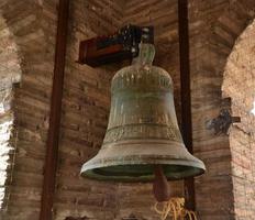 vecchia campana in una torre di un vecchio edificio