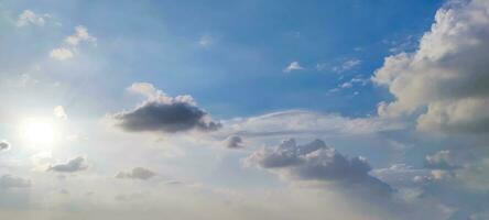 blu cielo e bianca nube chiaro estate Visualizza, un' grande bianca nube è nel il cielo, un' blu cielo con nuvole e alcuni bianca nuvole foto