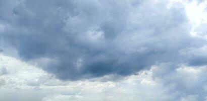 blu cielo e bianca nube chiaro estate Visualizza, un' grande bianca nube è nel il cielo, un' blu cielo con nuvole e alcuni bianca nuvole foto