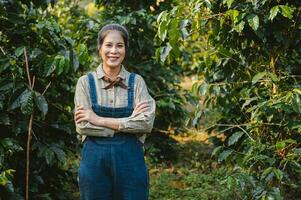 giovane donna in piedi con sorridente a caffè azienda agricola foto