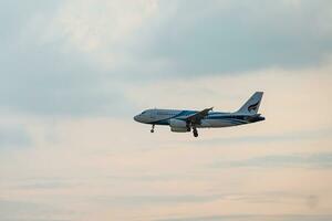 bangkok, Tailandia - agosto 26, 2023 bangkok airways preparare per atterraggio a suvarnabhumi aeroporto, Tailandia foto