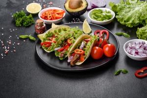 tacos messicani con manzo, pomodori, avocado, cipolla e salsa di salsa foto