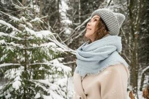 ritratto di un' ragazza su il strada sotto il neve foto