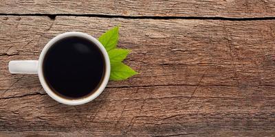 caffè su legno con vista dall'alto dello spazio foto