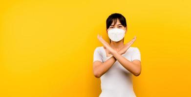 donna asiatica che mostra indossando maschera anti-virus