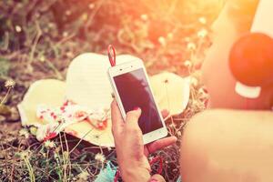 mani della donna del primo piano che utilizzano smartphone per ascoltare la musica posa. foto