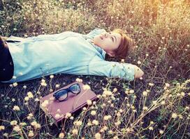 bella giovane hipster sdraiata sul campo dei prati smiley foto