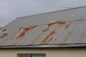 lamiere ondulate del tetto in acciaio arrugginito foto
