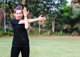 bella donna asiatica - yoga nel parco foto