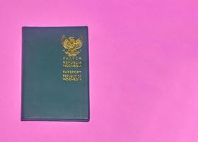 foto del passaporto indonesiano su sfondo rosa