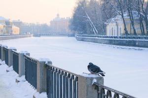 bellissimo paesaggio invernale della città, vista sull'argine ghiacciato foto