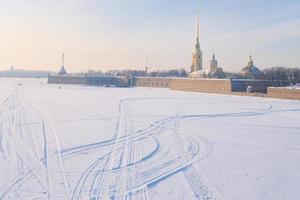 paesaggio invernale, vista sull'isola delle lepri e sul fiume neva foto