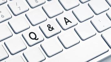 q e a o testo di domande e risposte sulla moderna tastiera del computer