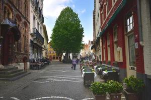 bruges, belgio - 29 aprile 19, turista che passa davanti a ristoranti vuoti foto