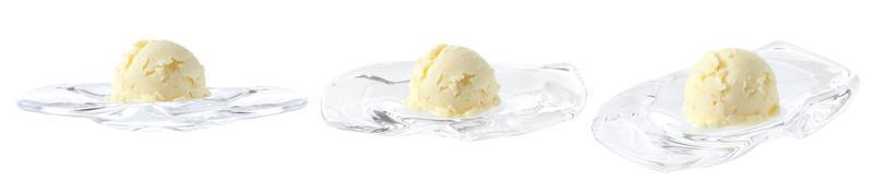 gelato alla vaniglia in mini vassoio di vetro su sfondo bianco foto