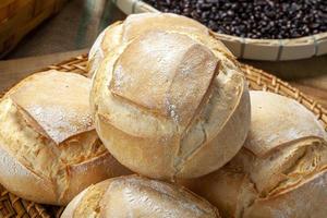 cesto di pane cotto nel forno a legna foto