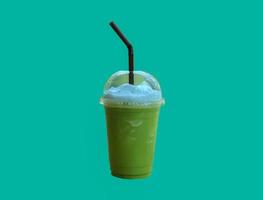 tè verde miscelato su sfondo verde foto